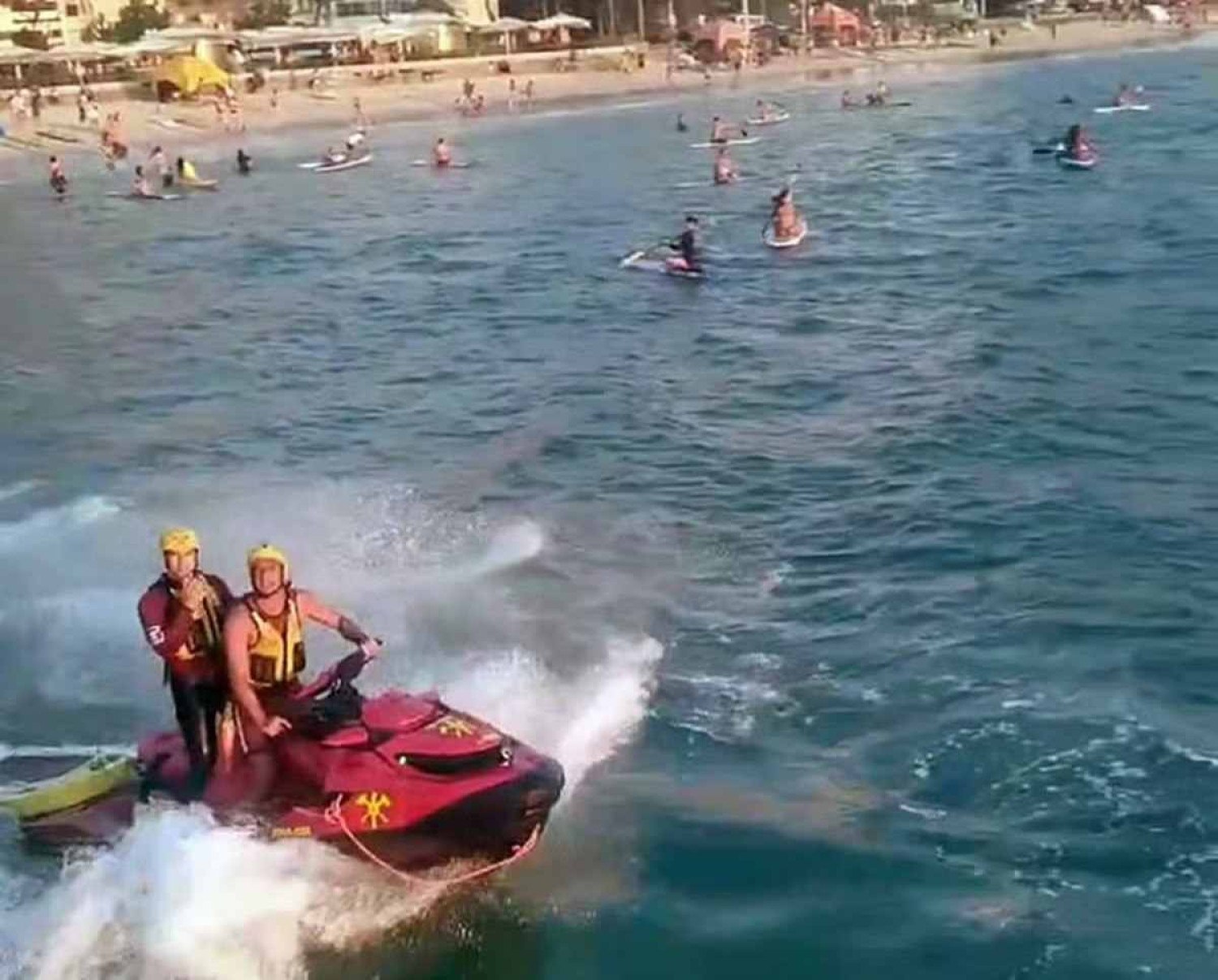 Vídeo: vendaval arrasta banhistas em praia de Copacabana; 100 são atendidos