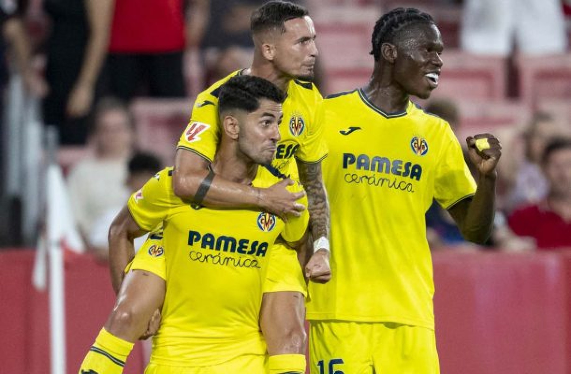 Jogadores do Villarreal comemoram gol diante do Sevilla -  (crédito: Foto: Divulgação / Villarreal)