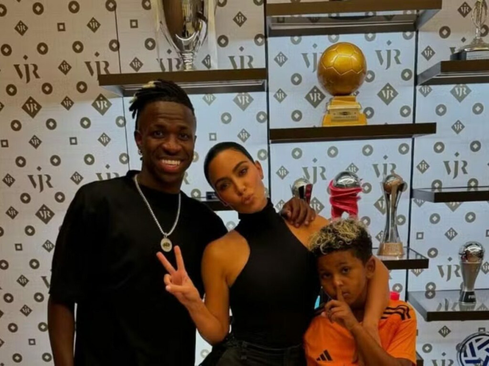 Vini Jr. recebe Kim Kardashian em sua casa