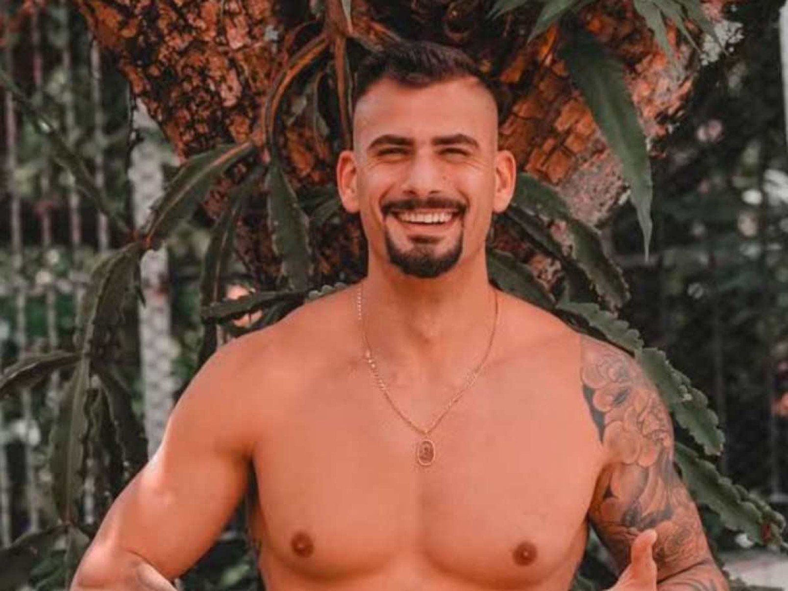 Ex-BBB Nizam revela fetiche com ‘beijo grego’: 