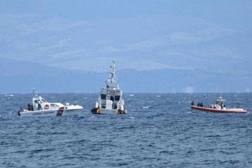 Barcos de resgate operam em Porticello, em 20 de agosto de 2024, perto de Palermo, um dia depois do naufrágio do luxuoso iate de bandeira britânica Bayesian.  -  (crédito: Alberto PIZZOLI / AFP)