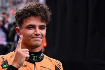 Primeiro, o piloto britânico da McLaren, Lando Norris, reage no final da sessão de qualificação no Circuito Zandvoort, oeste da Holanda, em 24 de agosto de 2024, antes do Grande Prêmio da Holanda de Fórmula 1 -  (crédito: JOHN THYS / AFP)