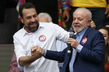 Apesar do cancelamento da live, evento com a presença de Lula deve ocorrer um dia antes das eleições municipais do domingo (6) -  (crédito: Miguel SCHINCARIOL / AFP)