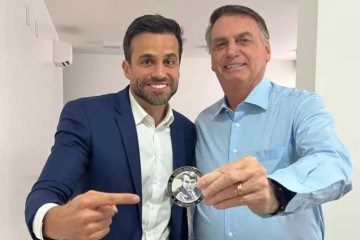 Pablo Marçal recebeu de Bolsonaro, em junho de 2024, uma medalha com a palavra 