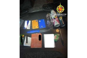 Os policiais encontraram uma faca, além de outros objetos, com o suspeito -  (crédito: Divulgação/PMDF)