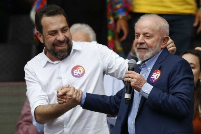 O presidente Luiz Inácio Lula da Silva fala durante um comício em apoio ao candidato a prefeito de São Paulo, Guilherme Boulos. -  (crédito: Miguel SCHINCARIOL / AFP)