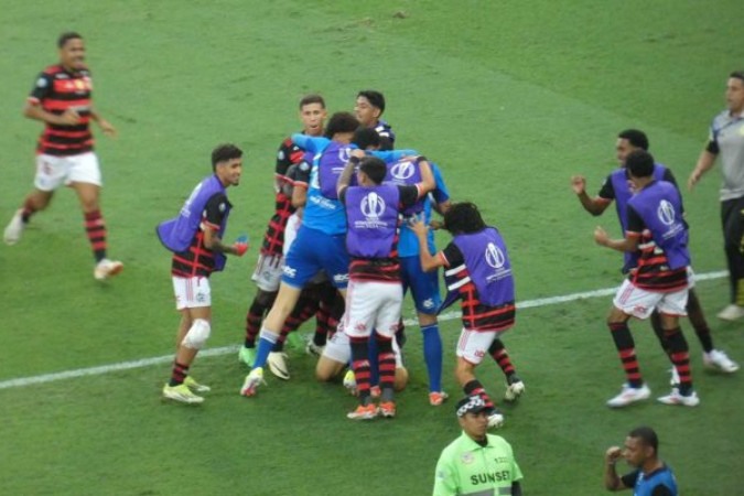 Jogadores do Flamengo comemoram o primeiro gol diante do Olympiacos -  (crédito: Foto: Lucas Bayer / Jogada10)