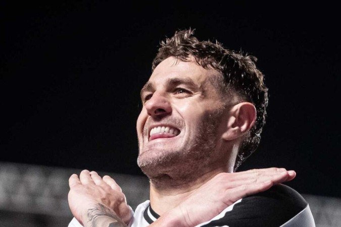 O argentino Pablo Vegetti é o artilheiro vascaíno em 2024: 16 bolas na rede