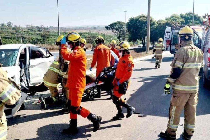 Não existe no Brasil nenhuma política pública de amparo às vítimas de acidentes de trânsito desde que o governo do ex-presidente Jair Bolsonaro extinguiu a arrecadação do DPVAT (Seguro Obrigatório de Danos Pessoais causados por Veículos Automotores de Via Terrestre), em 2020 -  (crédito: CBMDF/Divulgação)