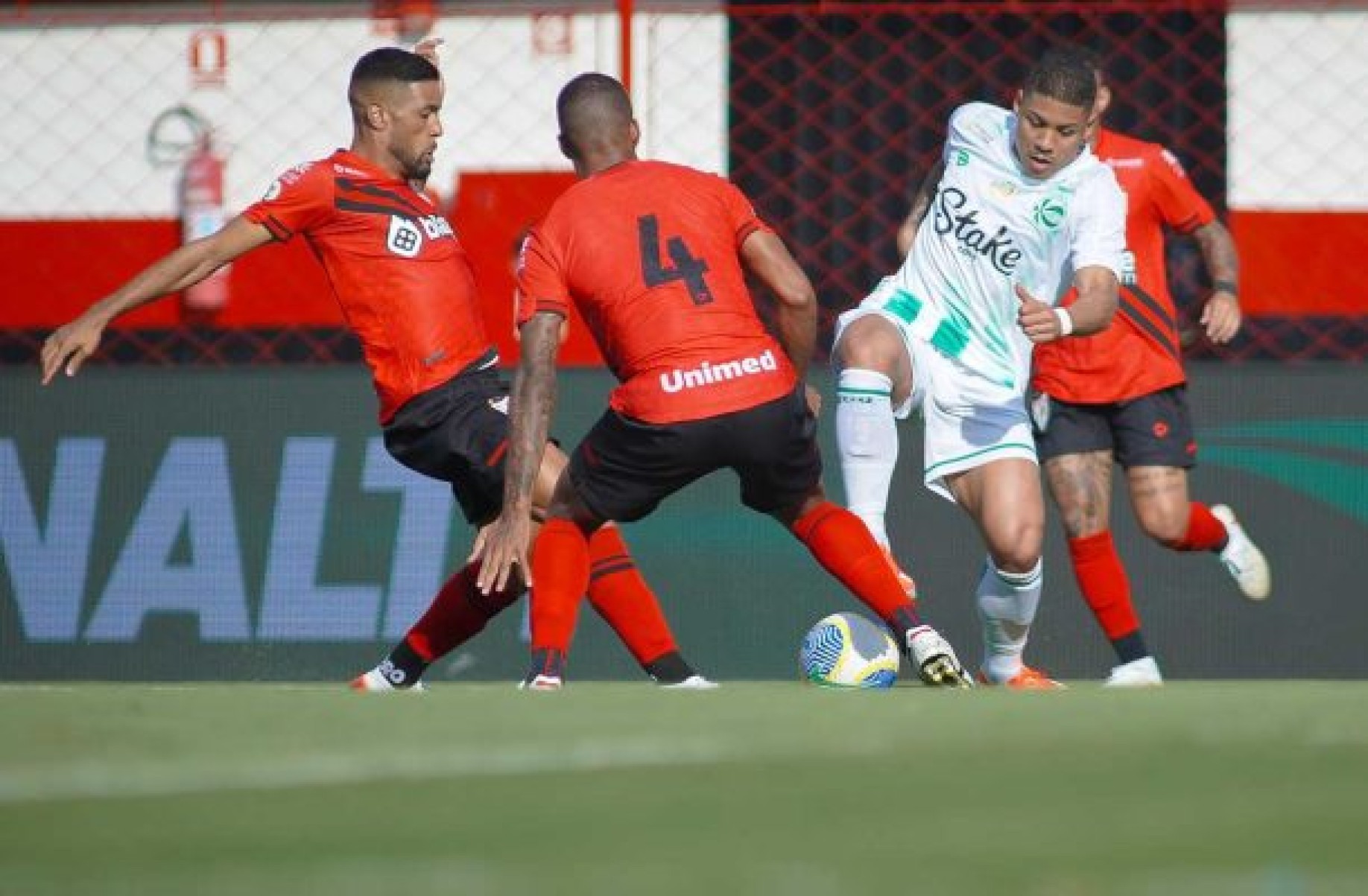 Atlético-GO venceu o Juventude por 2 a 1 no finalzinho do jogo -  (crédito: Foto: Fernando Alves/ECJ)