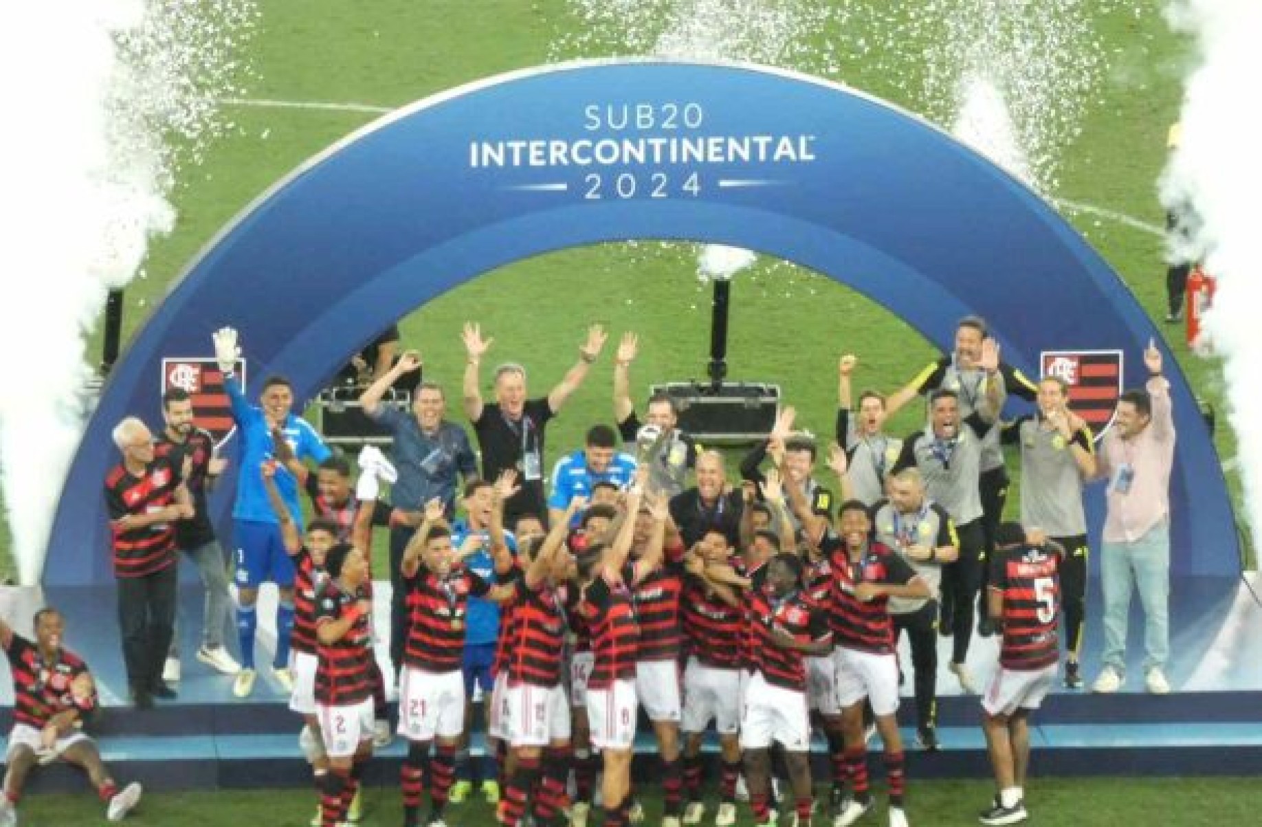 Flamengo conquistou o título mundial da categoria sub-20 - Foto: Lucas Bayer / Jogada10 -  (crédito: Foto: Lucas Bayer / Jogada10)