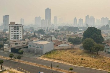 Fumaça cobre o céu de Goiânia (GO) -  (crédito: Reprodução/Redes sociais)