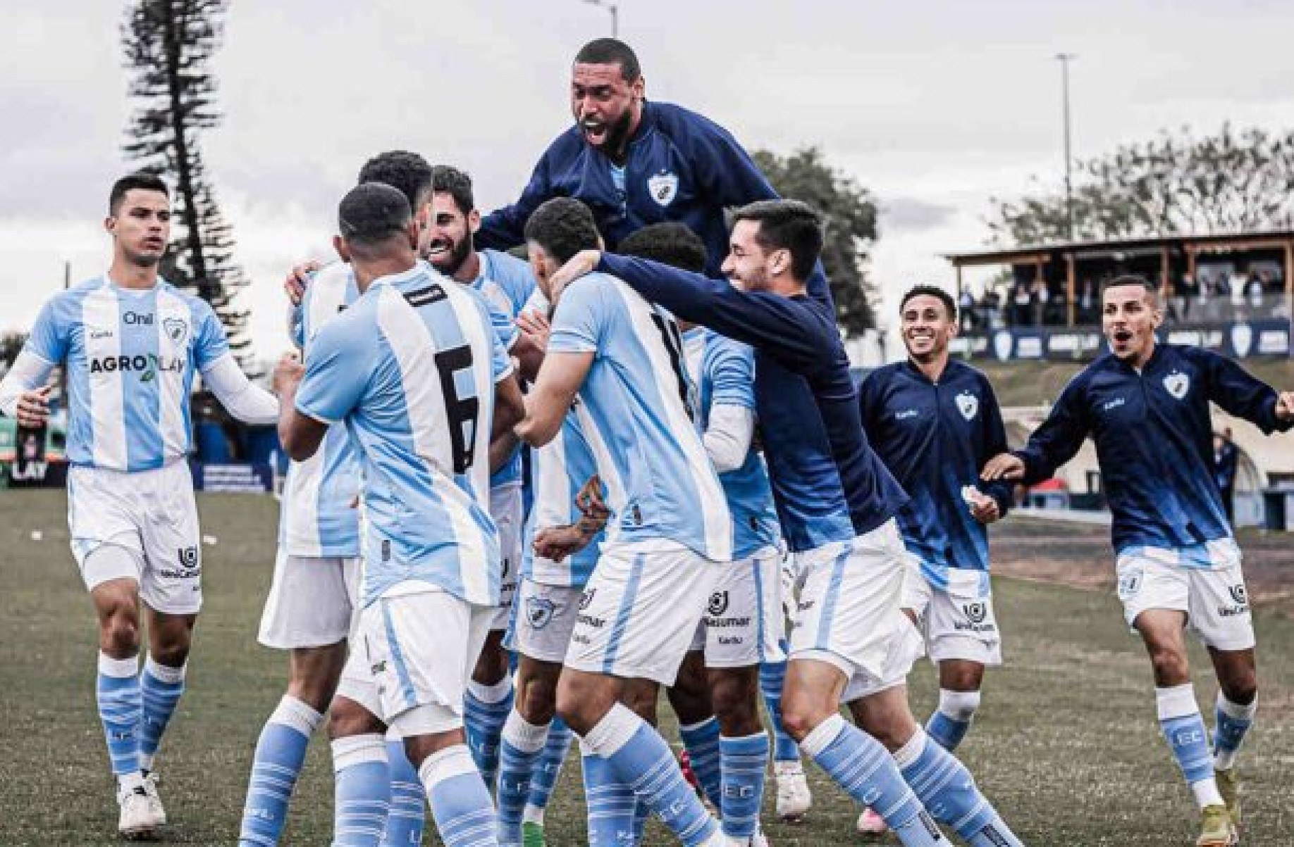 Jogadores do Londrina festejam classificação após vitória sobre o Náutico em duelo direto -  (crédito: Foto: Reginaldo Junior/ Londrina EC)