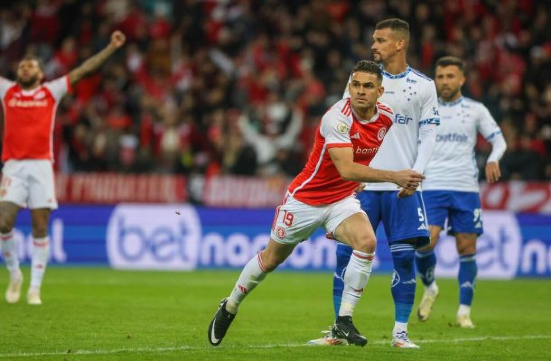 Rafael Borré comemora seu gol, o que deu a vitória ao Inter sobre o Cruzeiro -  (crédito: Foto: Ricardo Duarte / Internacional)