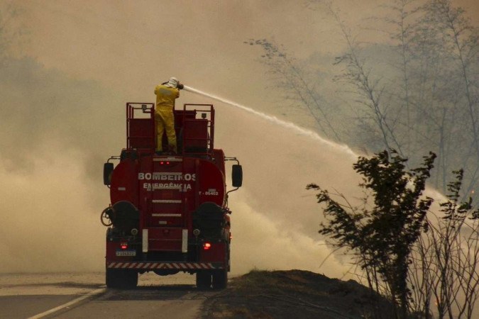 Bombeiros combatem um incêndio na rodovia SP-215 em São Carlos, estado de São Paulo, Brasil, em 23 de agosto de 2024. -  (crédito:  Lourival IZAQUE / AFP)