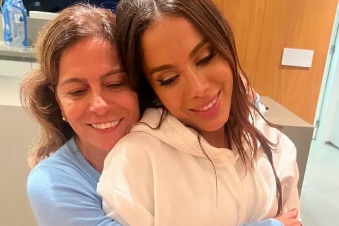 De volta ao RJ, Anitta posta foto no colo da mãe: ‘Vontade de largar tudo’ -  (crédito: Reprodução/Instagram)