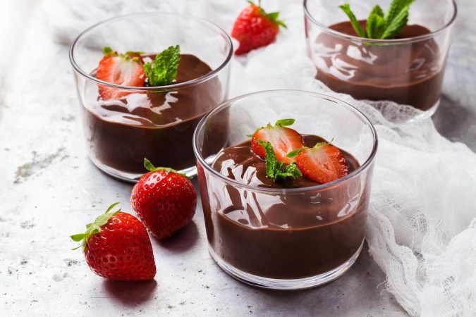 Creme de chocolate com morangos (Imagem: Antonina Vlasova | Shutterstock) -  (crédito: EdiCase)