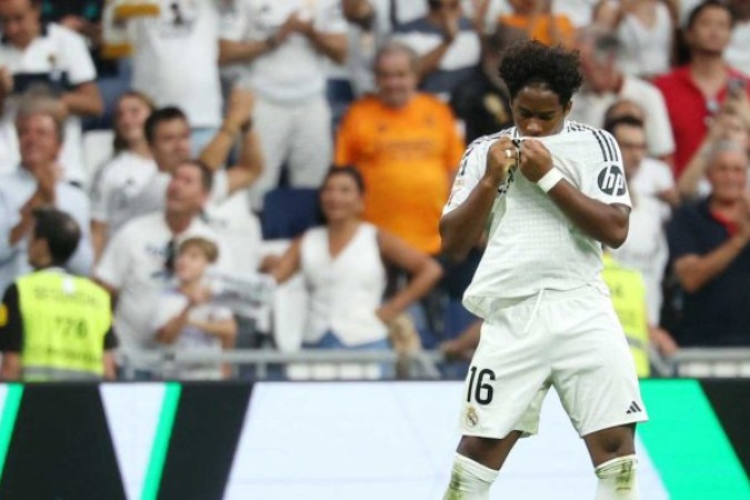 Endrick celebra logo após fazer o seu primeiro gol em La Liga com a camisa do Real. Ele precisou de menos de dez minutos para balançar a rede -  (crédito: Foto:  Pierre-Philippe Marcou/ AFP via Getty Images)