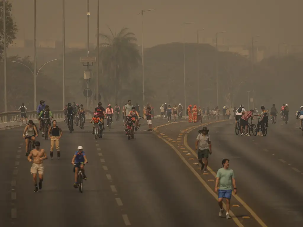 Brasília amanhece encoberta por fumaça causada por incêndios florestais dos últimos dias -  (crédito: Marcelo Camargo/Agência Brasil)