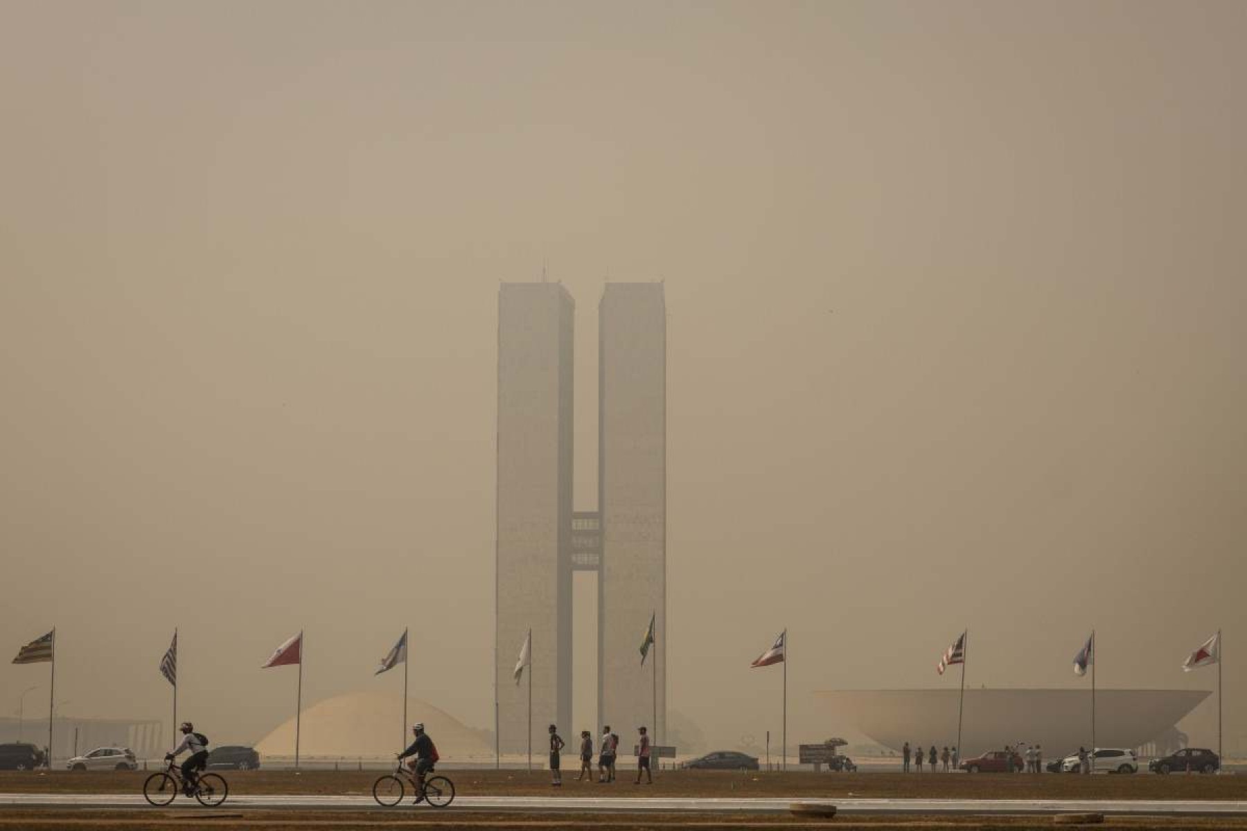 Brasília amanhece encoberta por fumaça causada por incêndios florestais dos últimos dias    