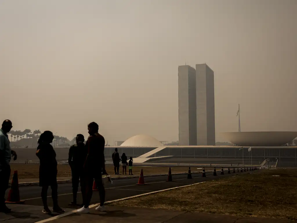 Brasília amanhece encoberta por fumaça causada por incêndios florestais dos últimos dias