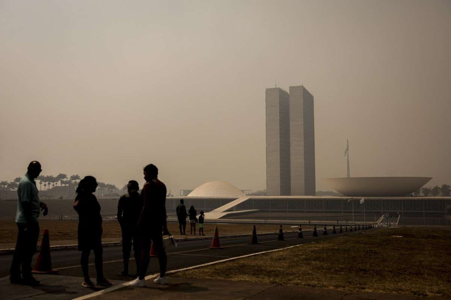  Brasília (DF), 25/08/2024 - Brasília amanhece encoberta por fumaça causada por incêndios florestais dos últimos dias. Foto: Marcelo Camargo/Agência Brasil     