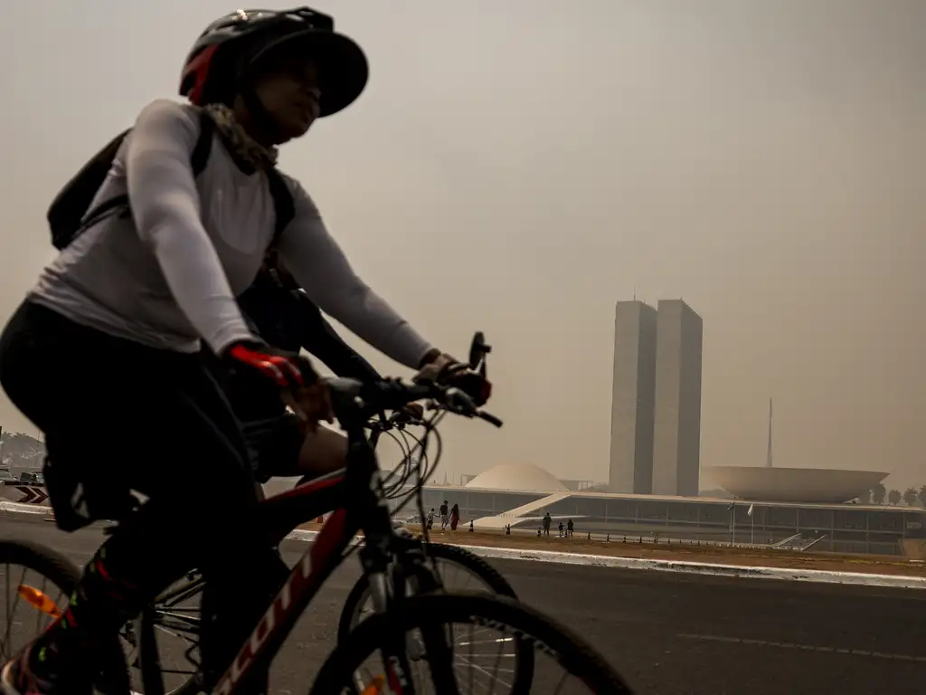 Brasília amanhece encoberta por fumaça causada por incêndios florestais dos últimos dias