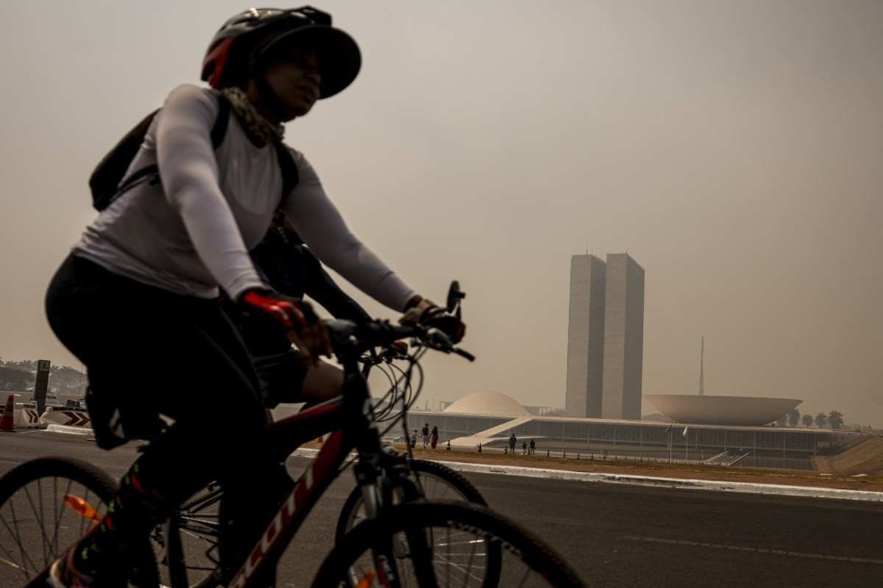  Brasília (DF), 25/08/2024 - Brasília amanhece encoberta por fumaça causada por incêndios florestais dos últimos dias. Foto: Marcelo Camargo/Agência Brasil     