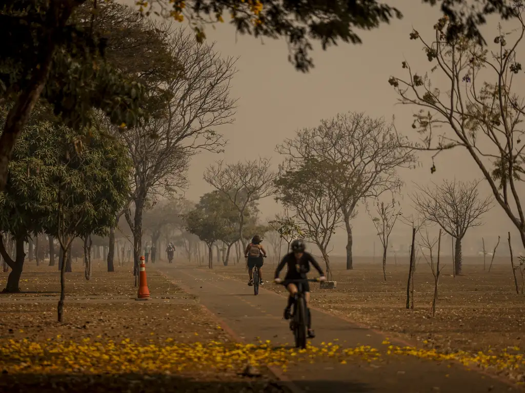 Brasília amanhece encoberta por fumaça causada por incêndios florestais dos últimos dias