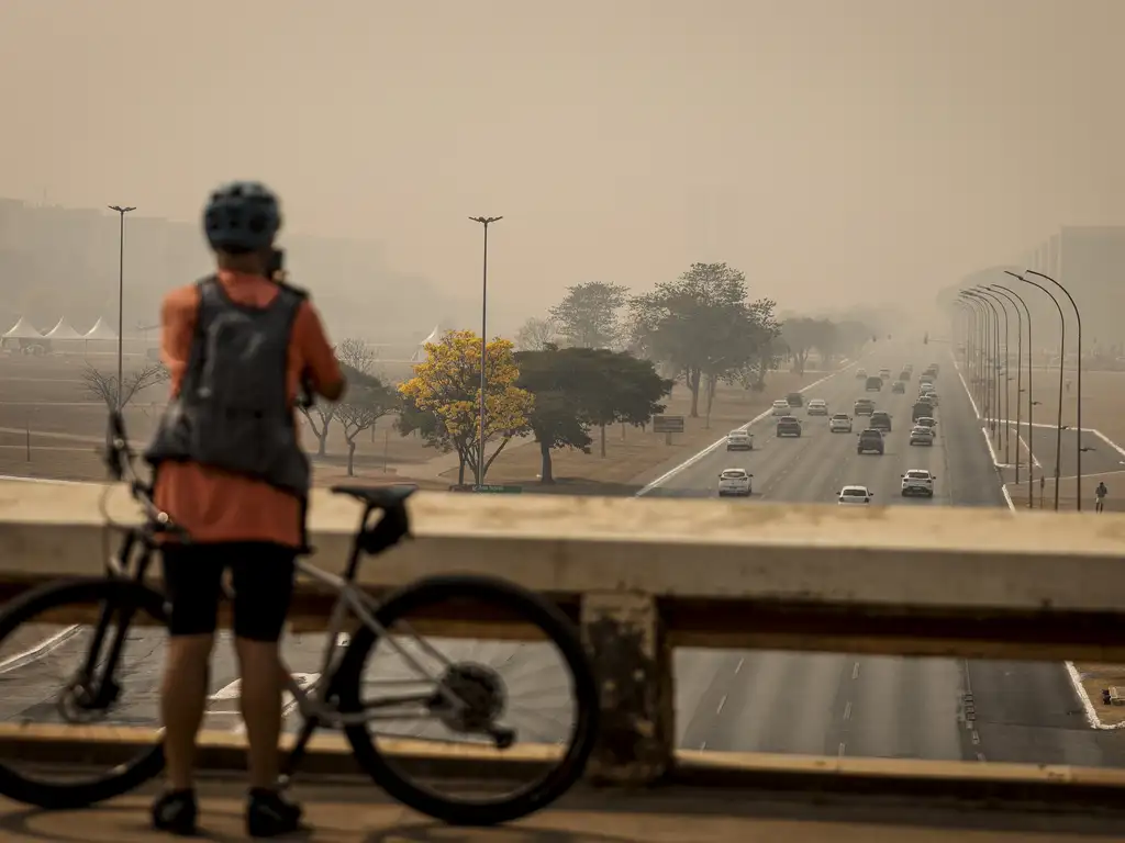 Brasília amanhece encoberta por fumaça causada por incêndios florestais dos últimos dias