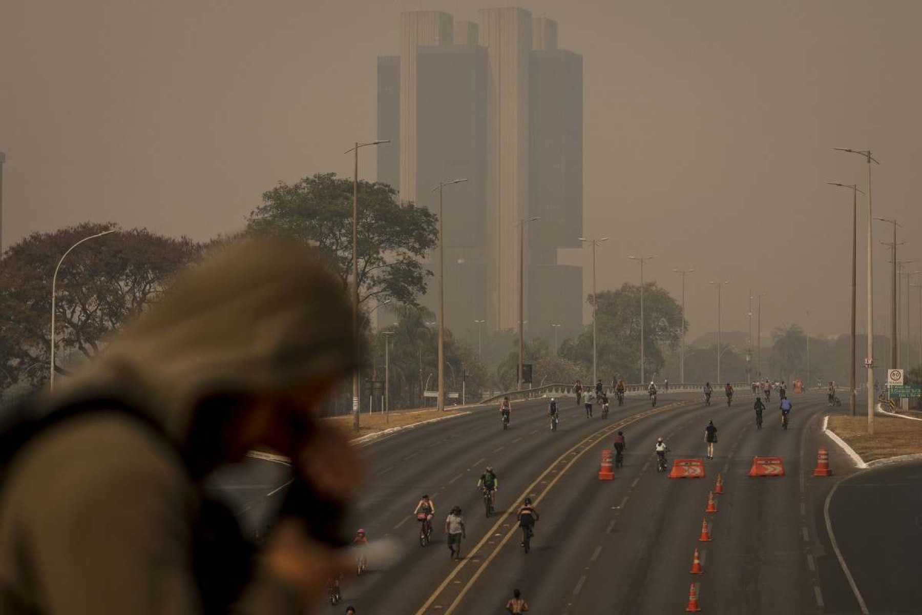 Brasília amanhece encoberta por fumaça causada por incêndios florestais dos últimos dias    