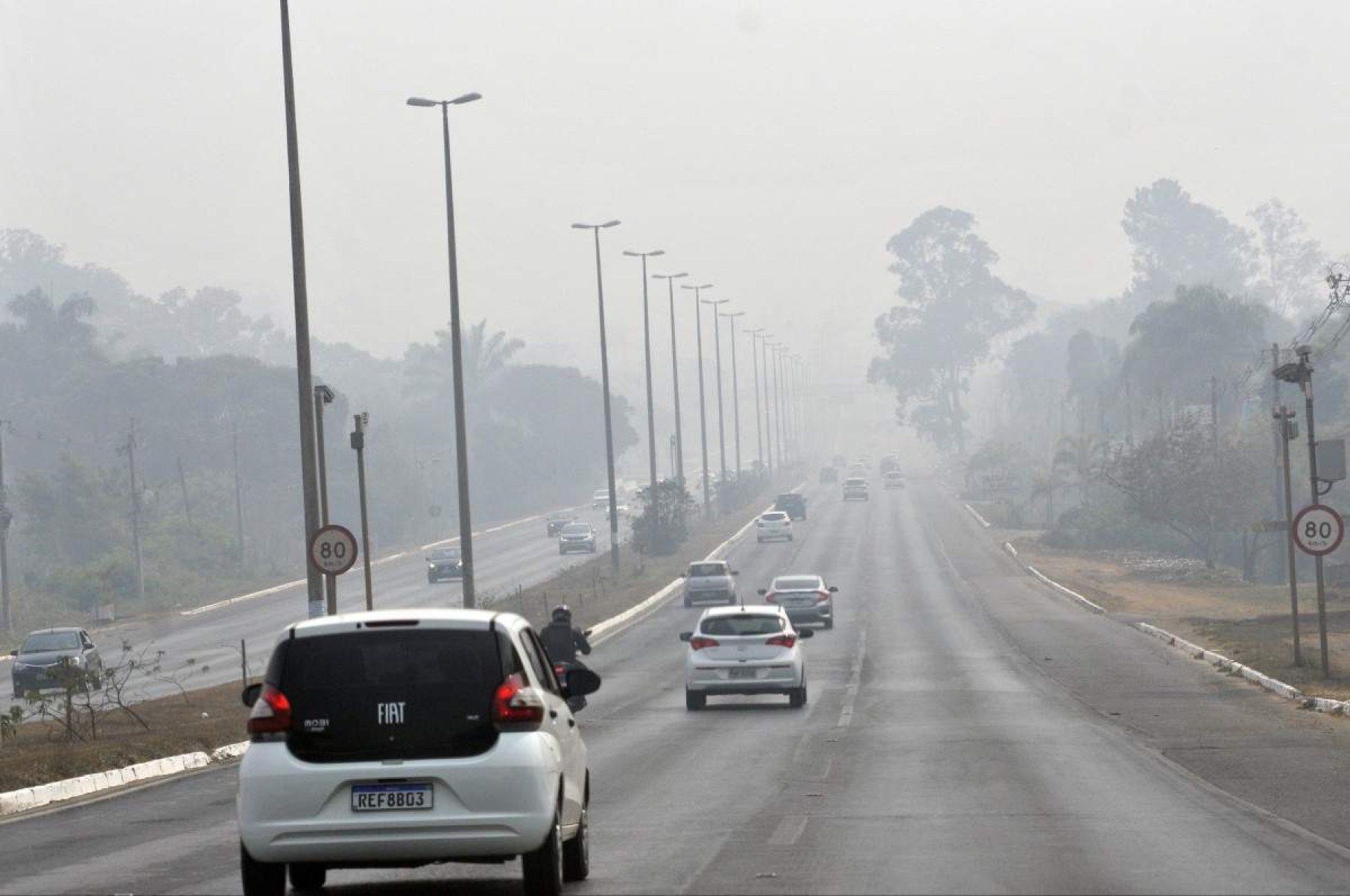  Os ventos trazem e espalham a fumaça proveniente de incêndios da semana