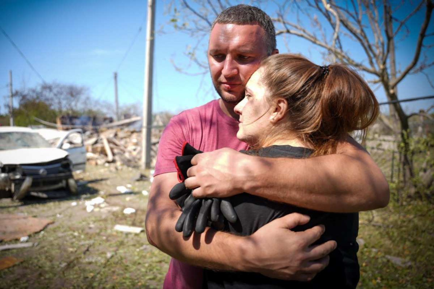 Casal se abraça em frente a local atingido por míssil russo, também na região de Odessa 