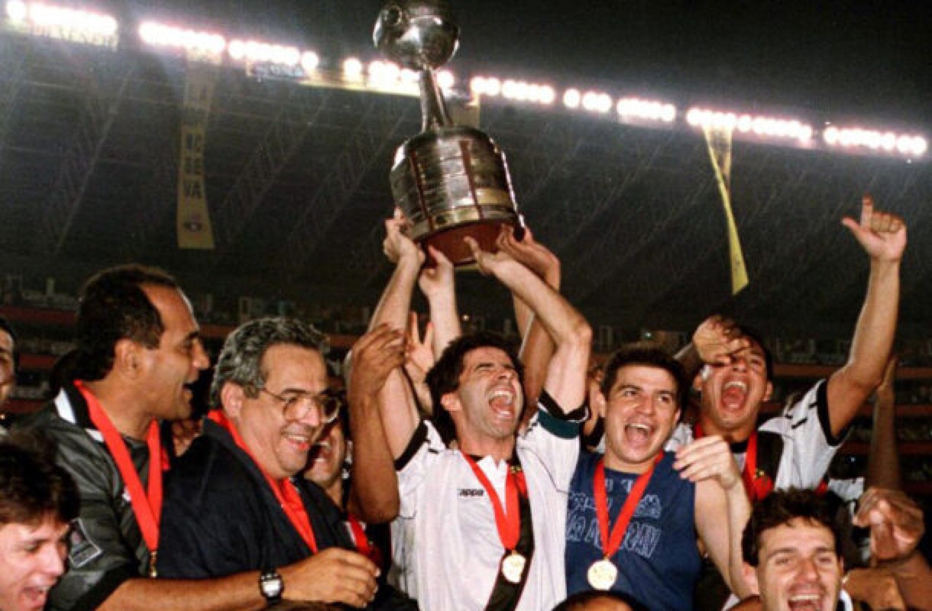  Los jugadores del equipo brasileno Vasco da Gama celebran su triunfo sobre el equipo ecuatoriano Barcelona en Guayaquil, Ecuador 26 de Agosto. Vasco da Gama vencio a Barcelona 2-1 por y se consagro campeon de la Copa America.       Brazil's Vasco da Gama players celebrate their Copa Libertadores win over Ecuador's Barcelona in Guayaquil, Ecuador, 26 August. Vasco da Gama won 2-1.         AFP PHOTO Edison RIOFRIO (Photo by EDISON RIOFRIO / AFP)
     -  (crédito:  AFP)