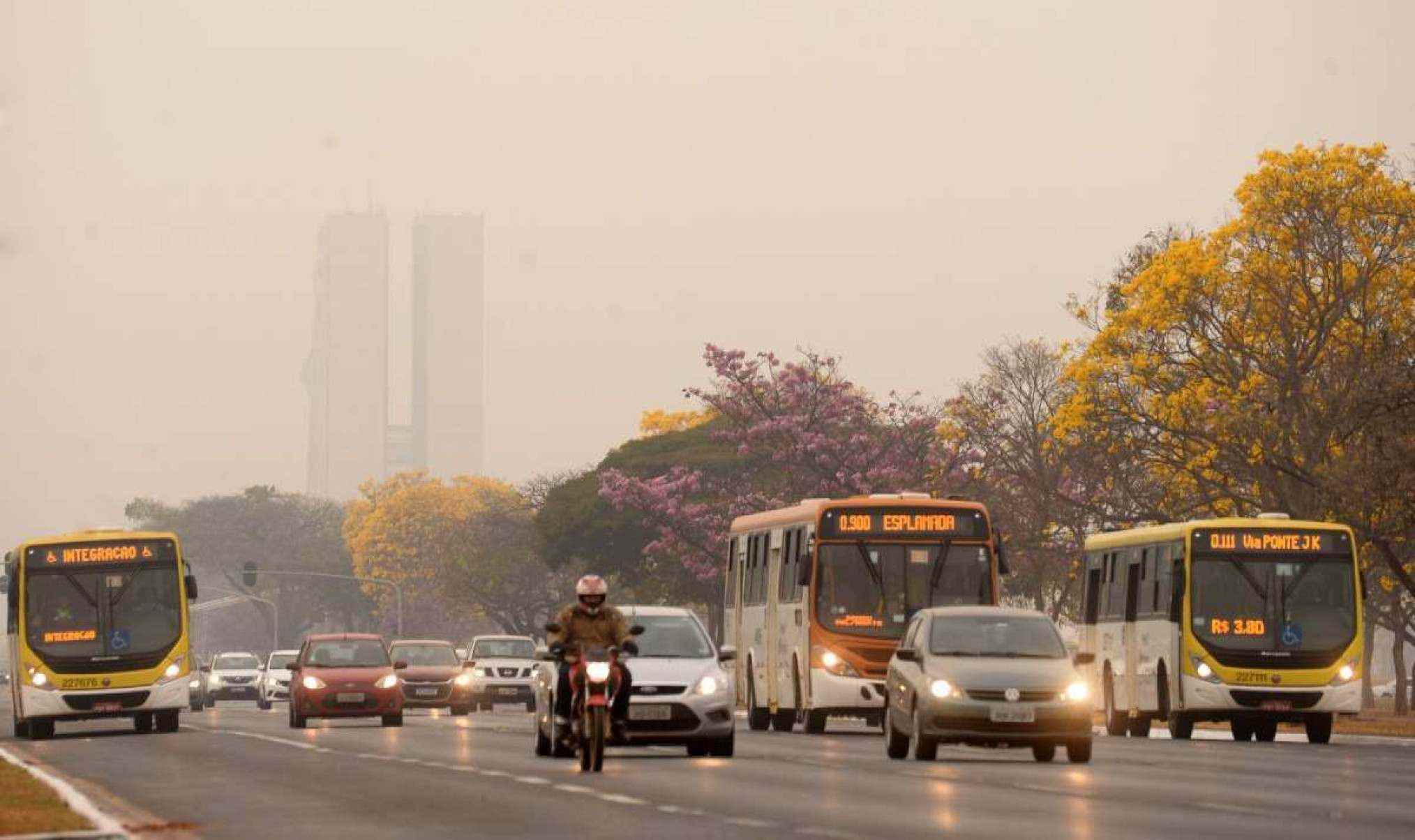 É a primeira vez que o Distrito Federal enfrenta um cenário tão crítico. A poluição visível no ar tem origem em outros estados, como São Paulo