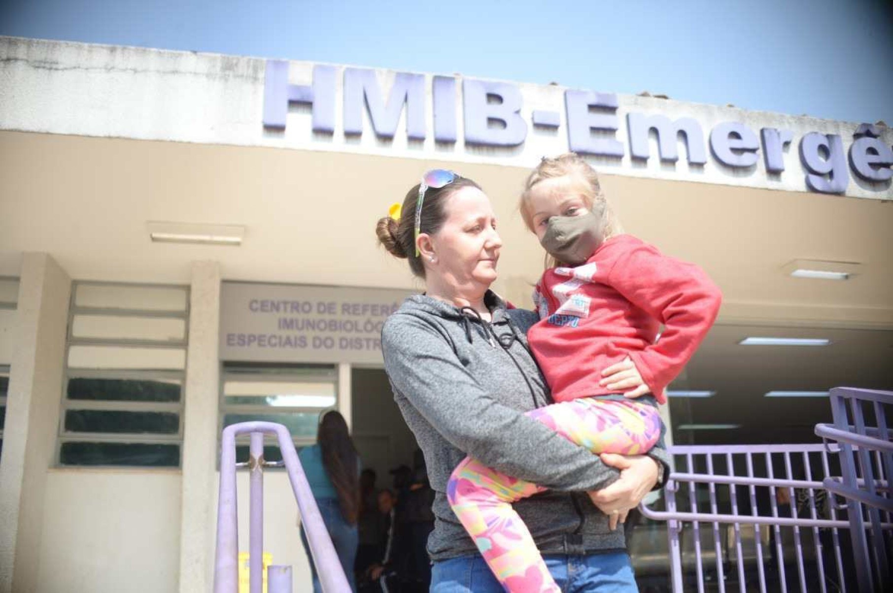  26/08/2024 Credito: Ed Alves/CB/DA.Press. Cidades. Brasília amanhece encoberta de fumaça pelo segundo dia consecutivo. Na foto, Denise Aparecida Candido e Samantha Leal (Filha)