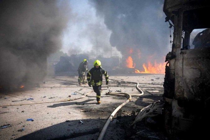 Bombeiros trabalham no combate a incêndio após queda de míssil em Odessa, no sul do país