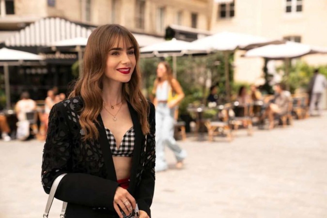 Lily Collins na série Emily em Paris -  (crédito: Reprodução/Adorocinema/Netflix)