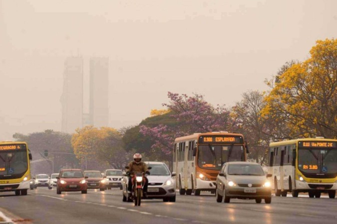 É a primeira vez que o Distrito Federal enfrenta um cenário tão crítico. A poluição visível no ar tem origem em outros estados, como São Paulo -  (crédito:  Ed Alves/CB/DA.Press)