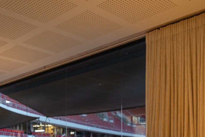 O restaurante CUCAN tem uma bela vista para a arquibancada e o campo do estádio