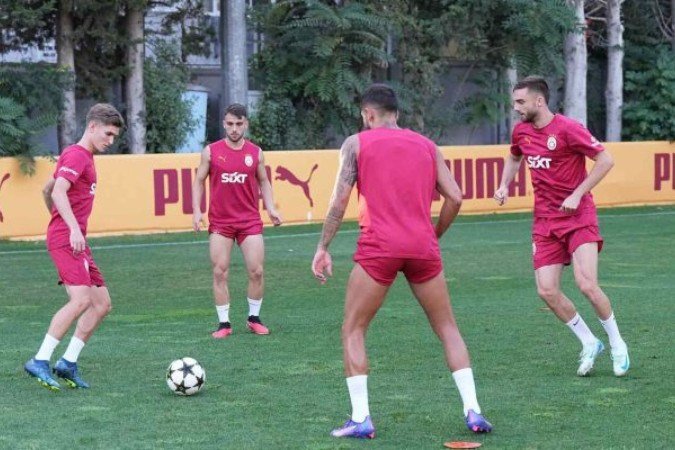 Jogadores do Galatasaray durante treinamento da equipe -  (crédito: Foto: Divulgação)
