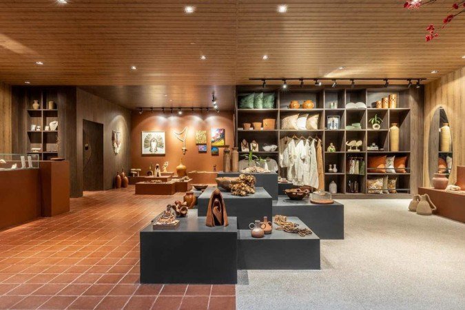 Serão expostos neste espaço uma seleção cuidadosa de obras de artistas, designers e artesãos locais