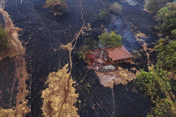 Casa destruída por um incêndio no entorno da rodovia SP-330 em Ribeirão Preto, em 25 de agosto    -  (crédito: CARLOS FABAL / AFP)