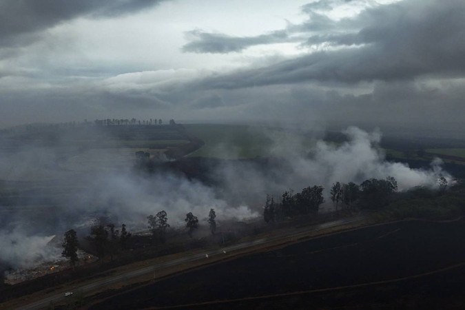 Vista aérea mostra um incêndio no entorno da rodovia SP-253 em Ribeirão Preto, estado de São Paulo, Brasil, em 25 de agosto de 2024       -  (crédito: CARLOS FABAL / AFP)