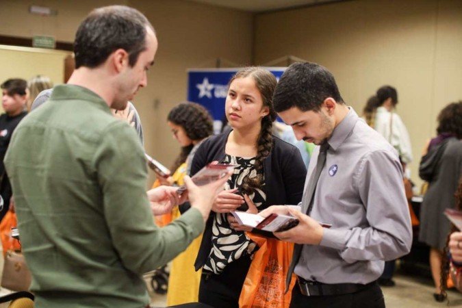 Feira gratuita atende brasileiros que querem estudar nos EUA
