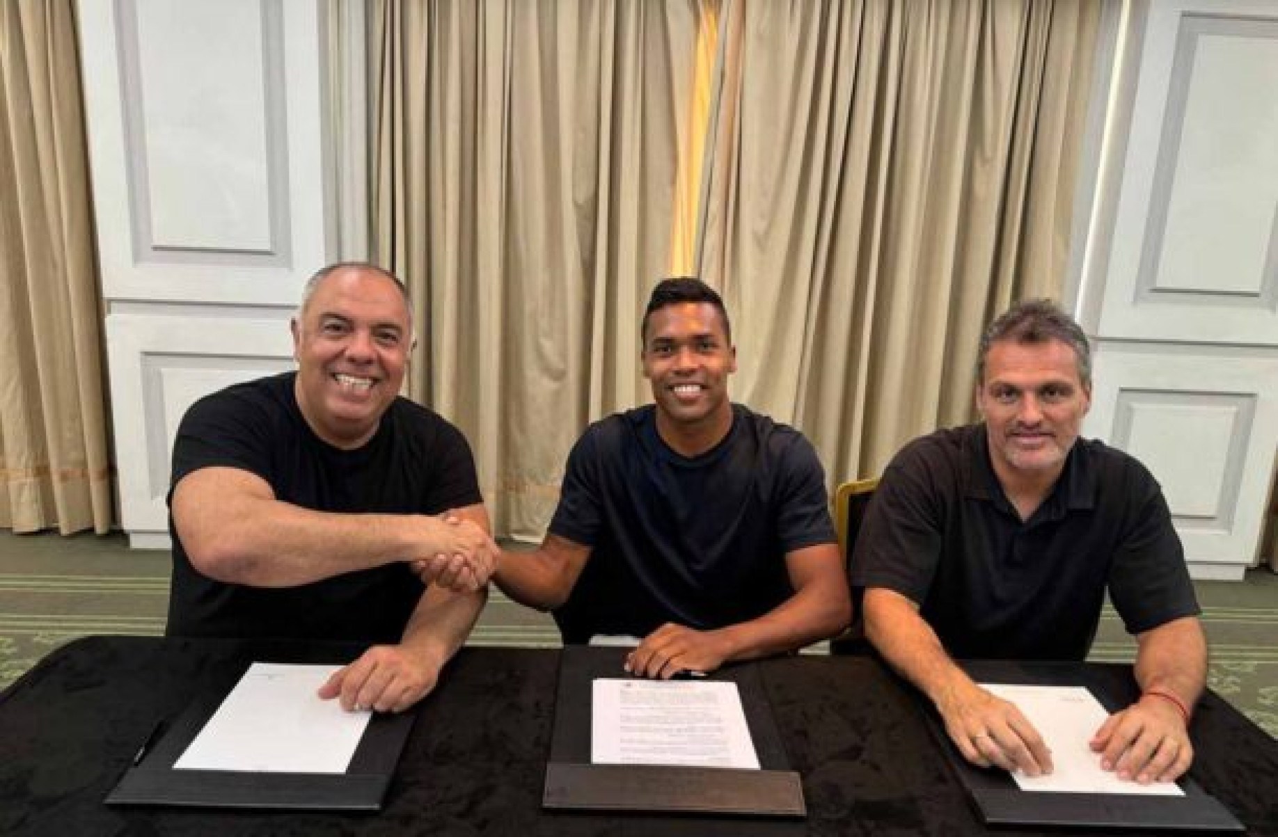 Alex Sandro com Marcos Braz e Bruno Spindel -  (crédito: Foto: Divulgação / CRF)