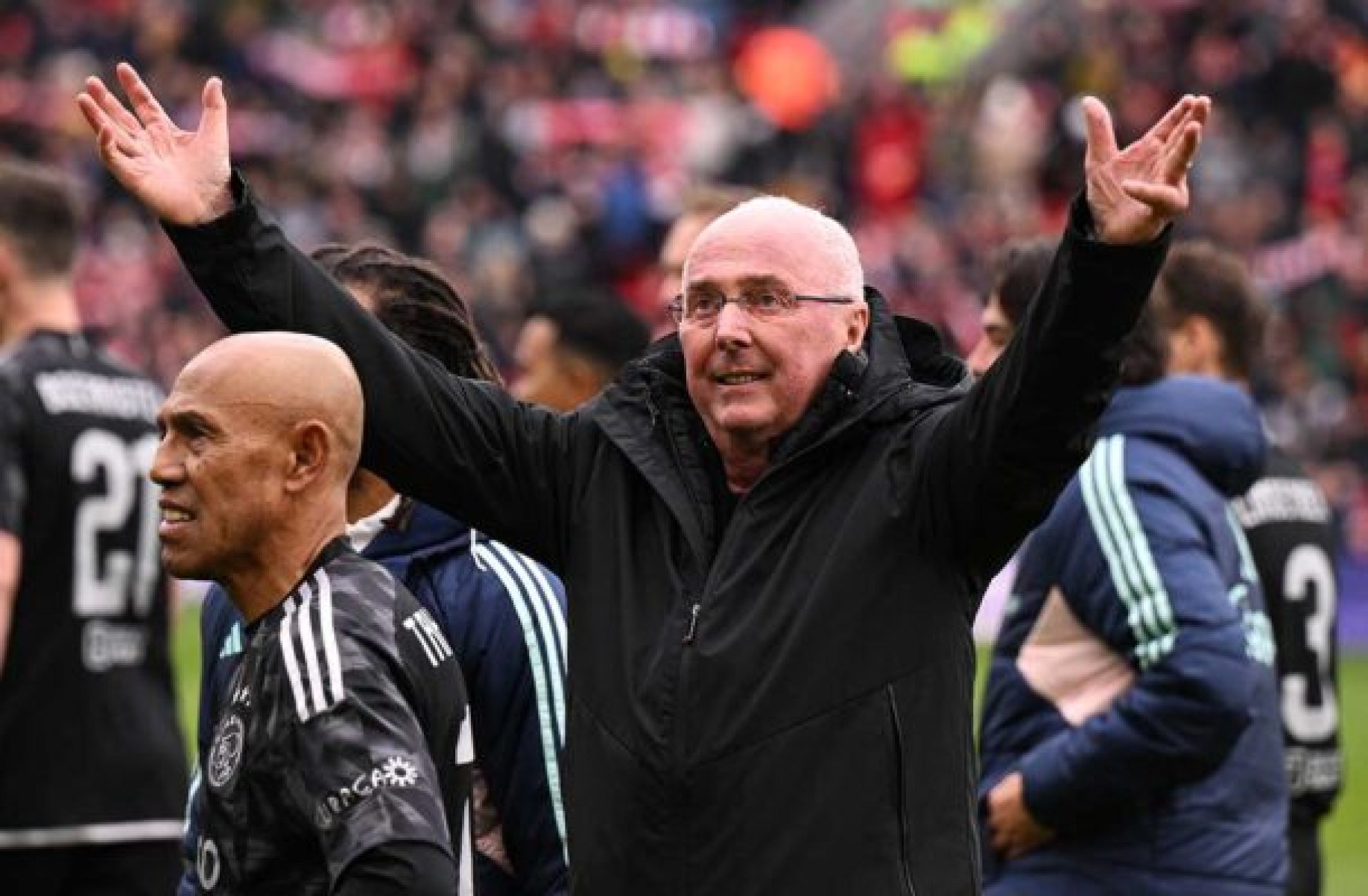  Liverpool Legends' manager Sven-Goran Eriksson gestures tot he fans ahead of the Legends football match between Liverpool Legends and Ajax Legends at Anfield in Liverpool, north-west England on March 23, 2024. (Photo by Oli SCARFF / AFP) (Photo by OLI SCARFF/AFP via Getty Images)
     -  (crédito:  AFP via Getty Images)