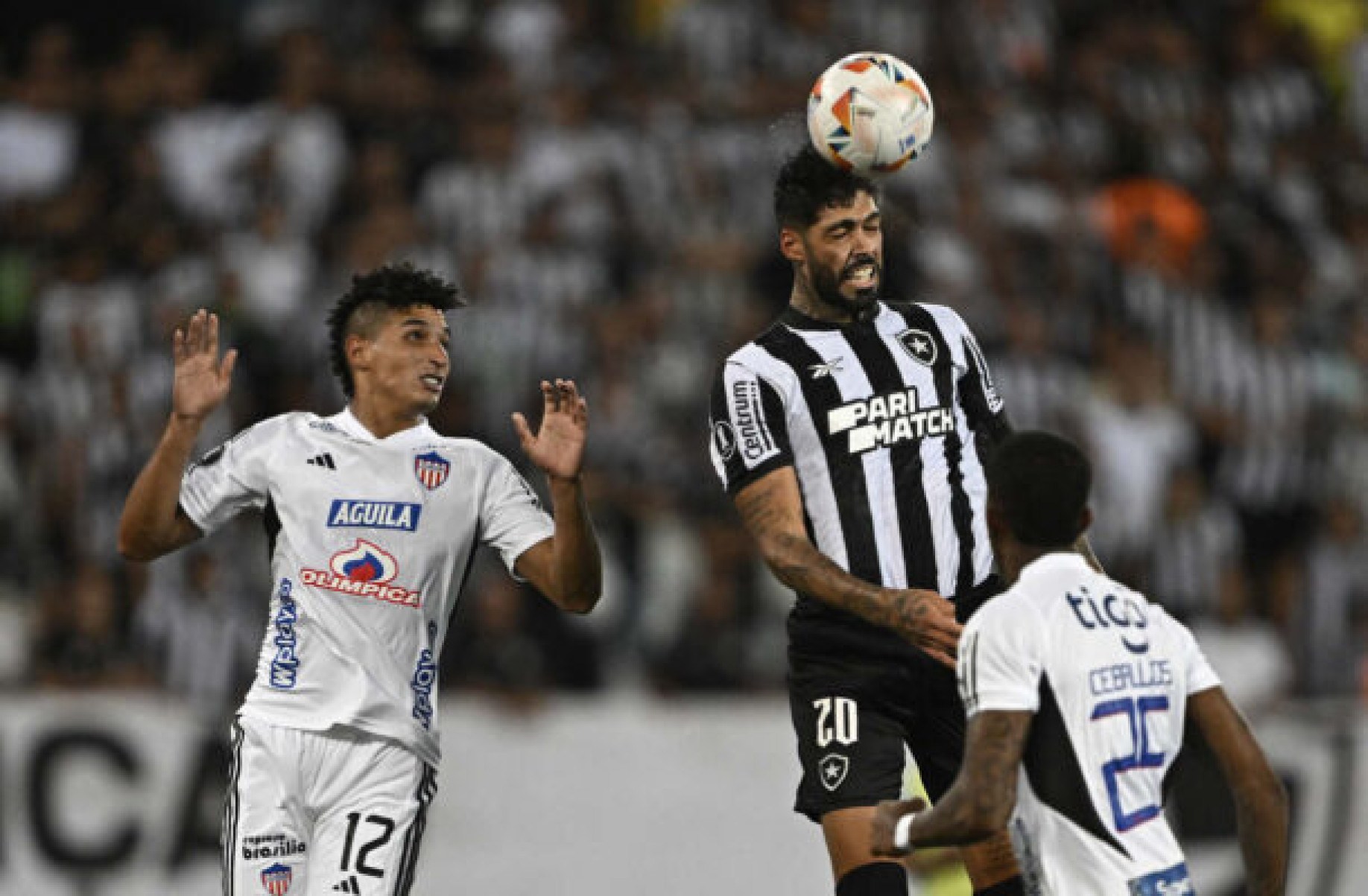  Botafogo's Argentine defender Alexander Barboza (R) and Junior's defender Gabriel Fuentes (L) fight for the ball during the Copa Libertadores group stage first leg football match between Uruguay's Nacional and Paraguay's Libertad at the Gran Parque Central Stadium in Montevideo on April 3, 2024. (Photo by MAURO PIMENTEL / AFP)
     -  (crédito:  AFP via Getty Images)