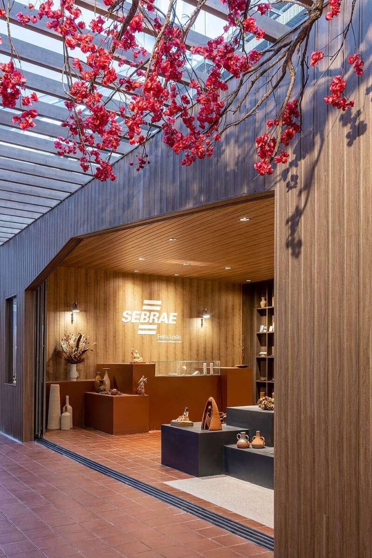 O desenvolvimento do projeto Espaço Feito à Mão, na mostra da CasaCor, envolveu um processo criativo e cuidadoso