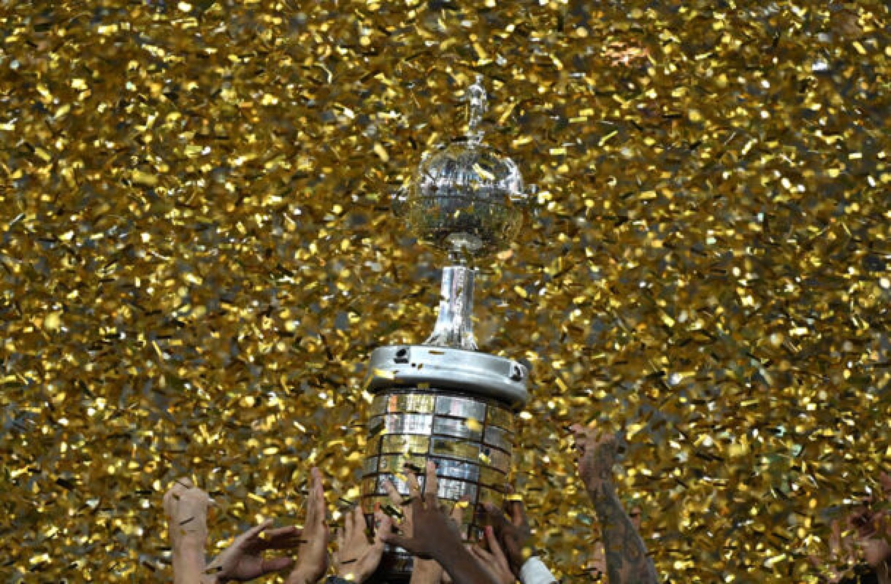  TOPSHOT - Players of Fluminense celebrate with the trophy after winning the Copa Libertadores final football match between Brazil's Fluminense and Argentina's Boca Juniors at Maracana Stadium in Rio de Janeiro, Brazil, on November 4, 2023. (Photo by CARL DE SOUZA / AFP) (Photo by CARL DE SOUZA/AFP via Getty Images)
     -  (crédito:  AFP via Getty Images)